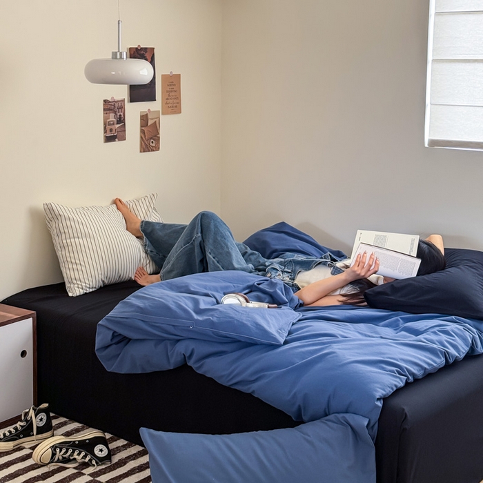 91家纺网 家纺一手货源 找家纺 艾沁家纺 2024新款简约风全棉色织水洗棉混搭四件套 深蓝+黑（深蓝枕+竖条枕）