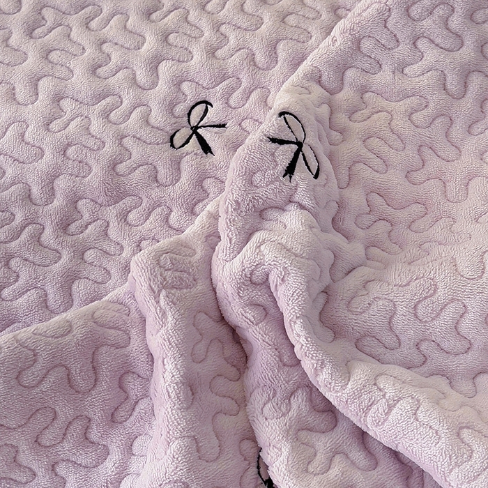 91家纺网 家纺一手货源 找家纺 美梦家纺 2024新款牛奶绒法式绣花夹棉床盖 绒蝴蝶结·水晶紫