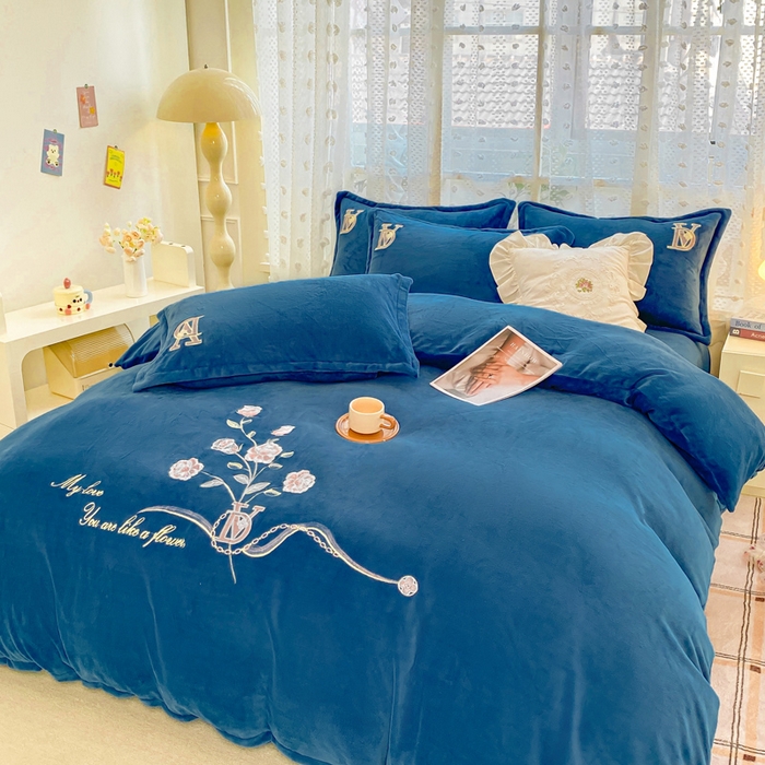 91家纺网 家纺一手货源 找家纺 晶缦家纺 2024新款高克重牛奶绒刺绣花四件套 点点花季-藏蓝