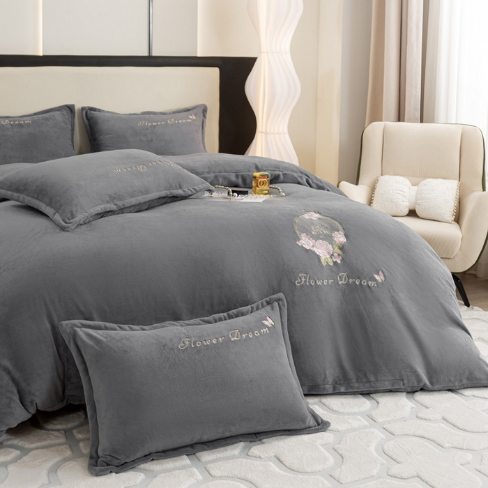 91家纺网 家纺一手货源 找家纺 晶缦家纺 2024新款高克重牛奶绒刺绣花四件套 花仙子-烟灰