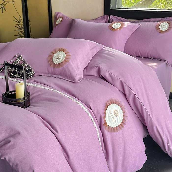 91家纺网 家纺一手货源 找家纺 宜家坊 2024秋冬加厚肌理纹碳素磨毛刺绣贴布绣花边新中式四件套 紫色