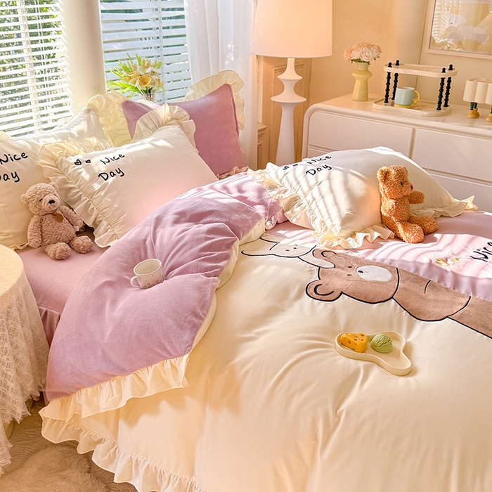 91家纺网 家纺一手货源 找家纺 绒兔兔 2024新款棉加牛奶绒贴布绣四件套 可爱熊仔-浅紫