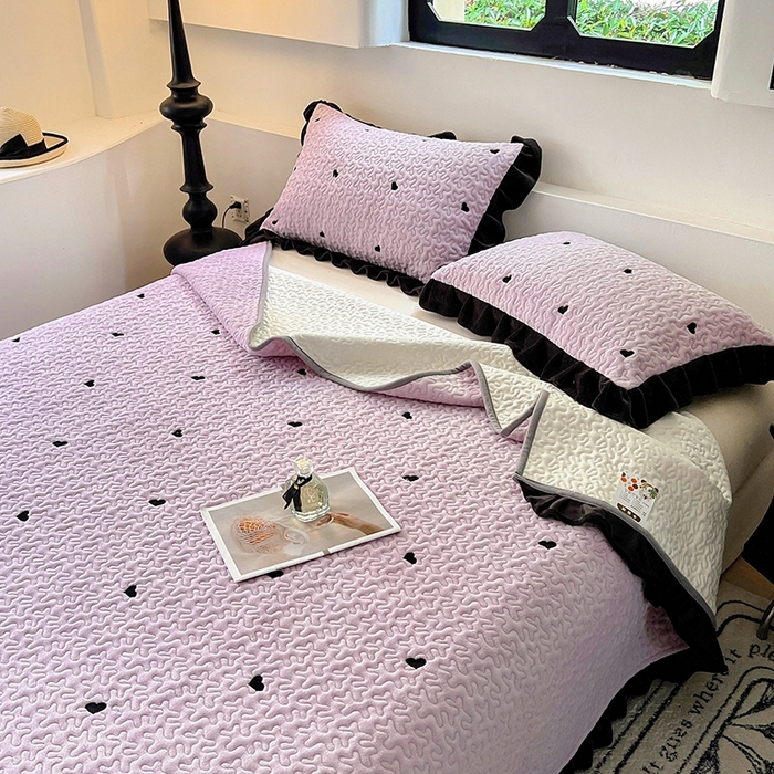 91家纺网 家纺一手货源 找家纺 美梦家纺 2024新款牛奶绒法式绣花夹棉床盖 绒爱心·水晶紫