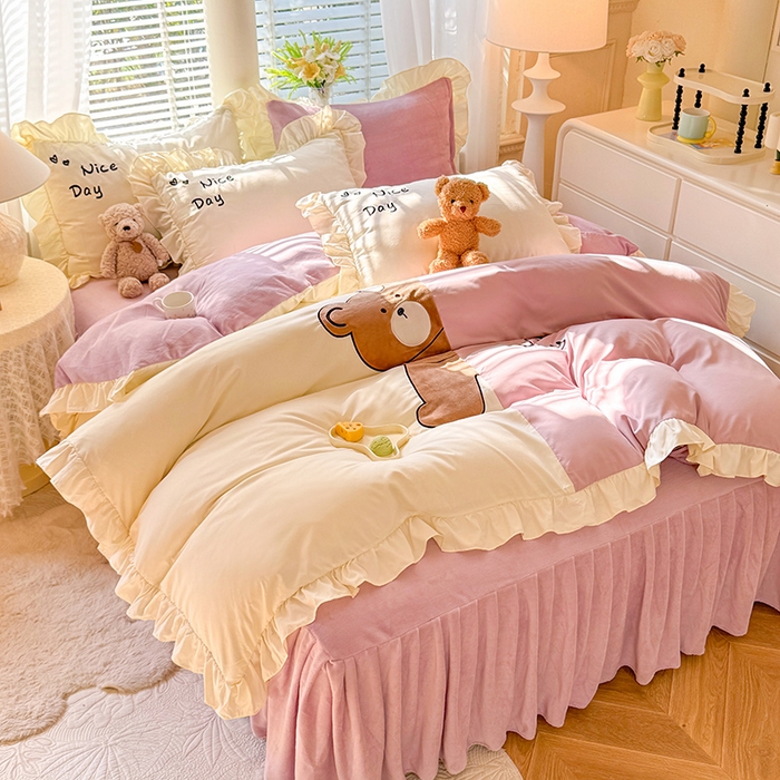 91家纺网 家纺一手货源 找家纺 绒兔兔 2024新款棉加牛奶绒贴布绣四件套 可爱熊仔-浅紫