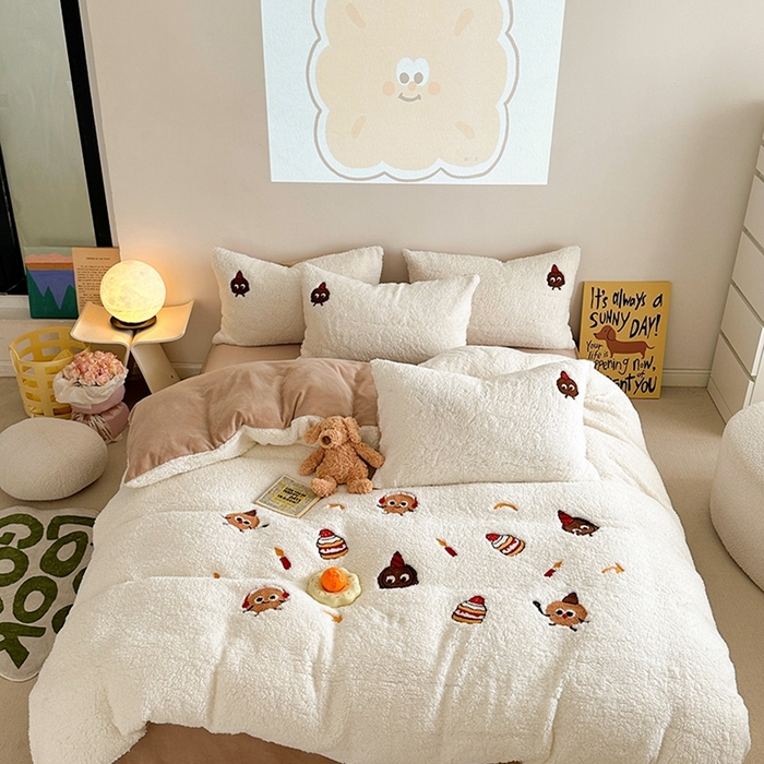 91家纺网 家纺一手货源 找家纺 蜜柚 2024新款高克重羊羔绒牛奶绒毛巾绣四件套 曲奇乐园