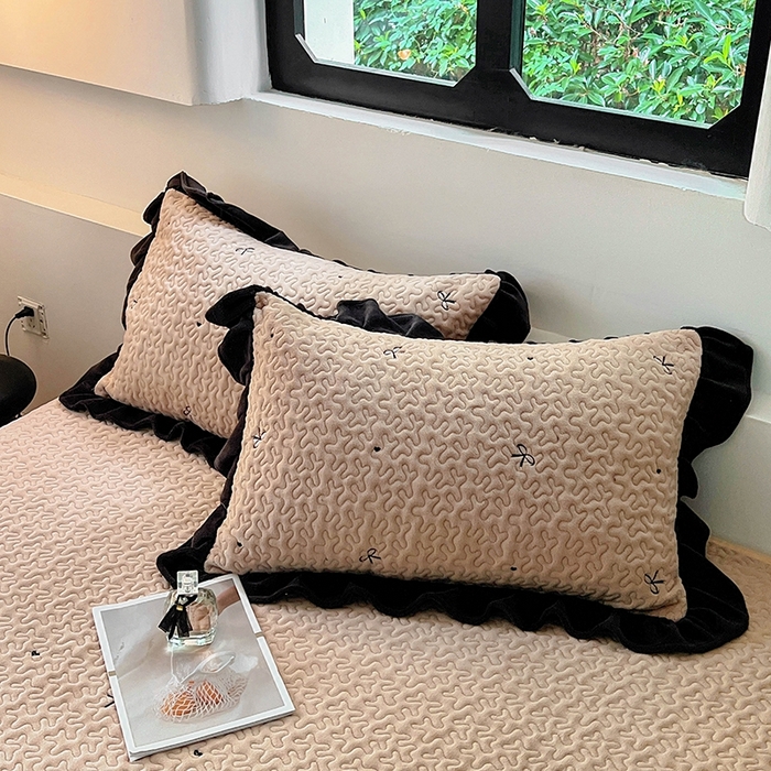 91家纺网 家纺一手货源 找家纺 美梦家纺 2024新款牛奶绒法式绣花夹棉床盖 绒蝴蝶结·卡其色