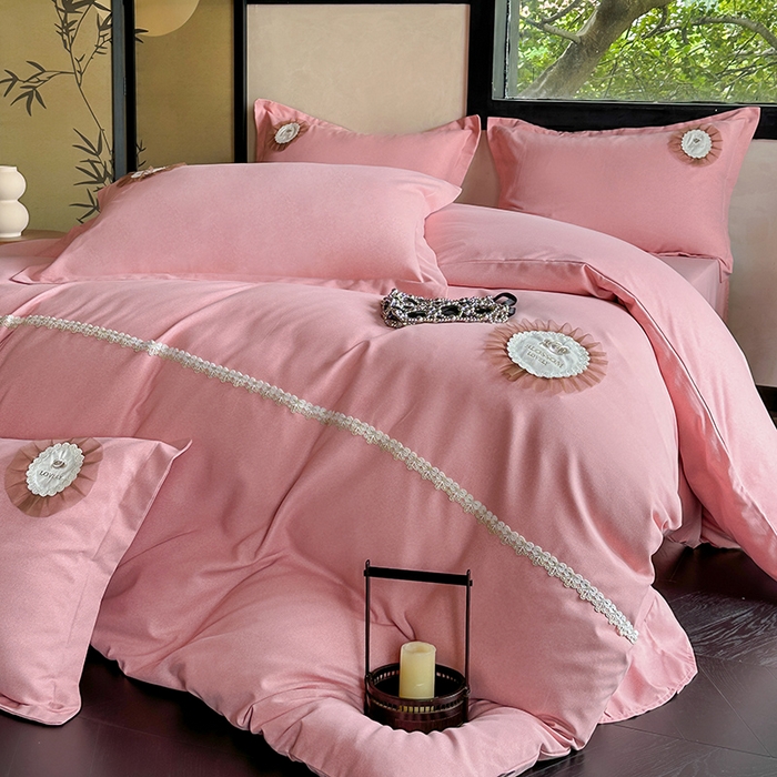 91家纺网 家纺一手货源 找家纺 宜家坊 2024秋冬加厚肌理纹碳素磨毛刺绣贴布绣花边新中式四件套 粉色