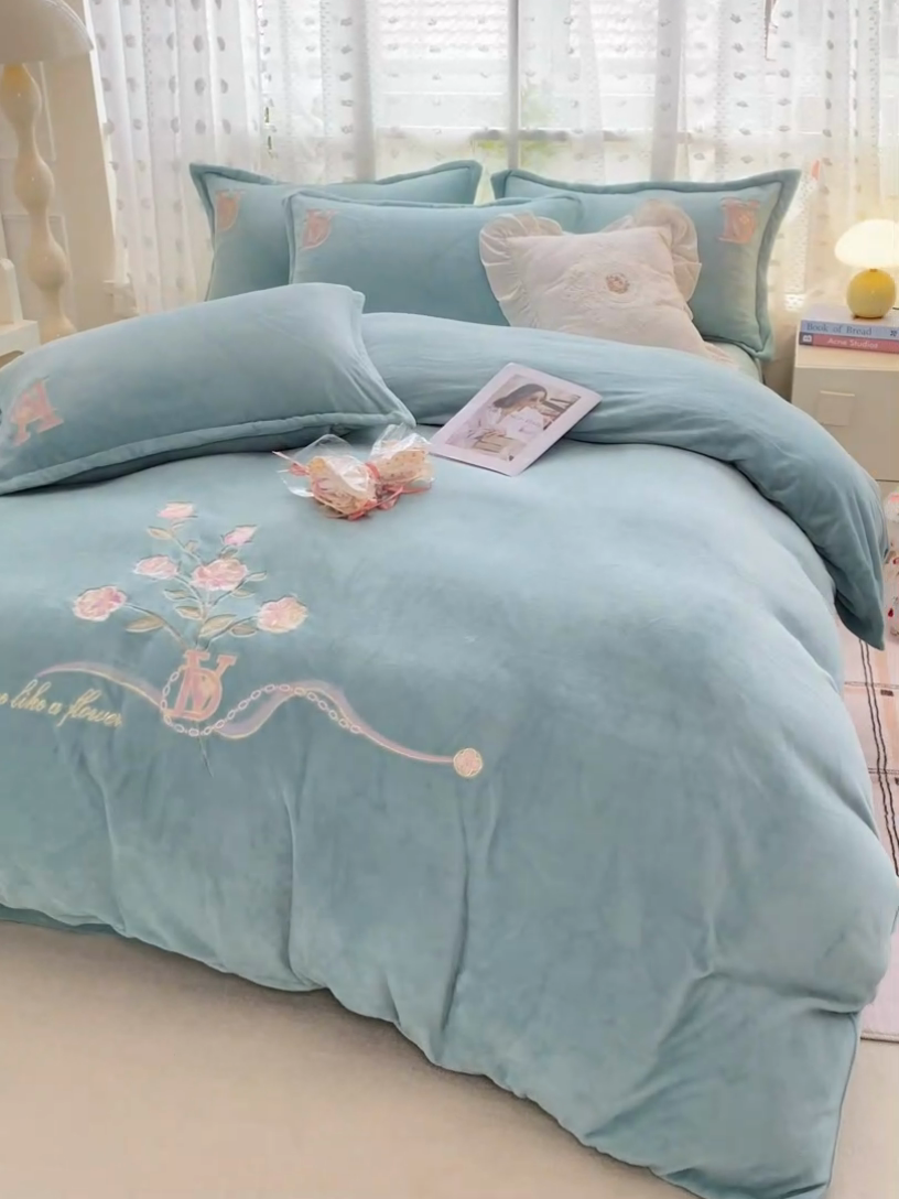 91家纺网 家纺一手货源 找家纺 晶缦家纺 2024新款高克重牛奶绒刺绣花四件套 点点花季-草绿