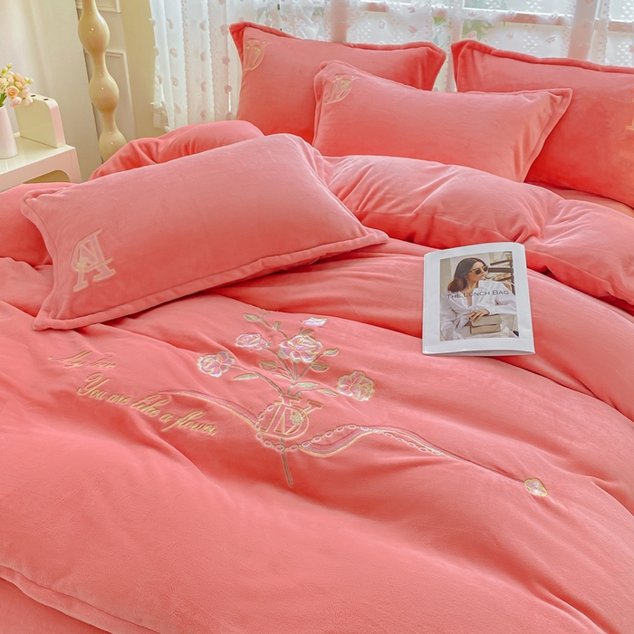 91家纺网 家纺一手货源 找家纺 晶缦家纺 2024新款高克重牛奶绒刺绣花四件套 点点花季-玉粉