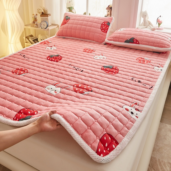 91家纺网 家纺一手货源 找家纺 东宇床垫 2024新款牛奶绒床褥大床 草莓派对