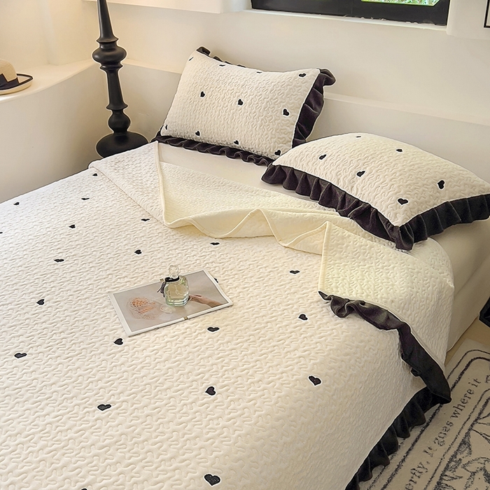 91家纺网 家纺一手货源 找家纺 美梦家纺 2024新款牛奶绒法式绣花夹棉床盖 绒爱心·奶昔白