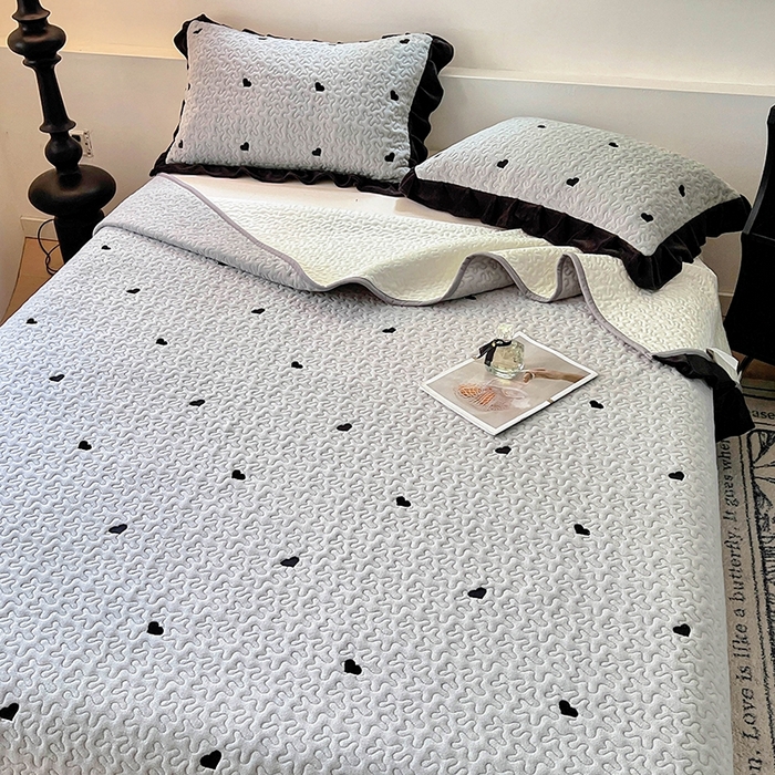 91家纺网 家纺一手货源 找家纺 美梦家纺 2024新款牛奶绒法式绣花夹棉床盖 绒爱心·银河灰