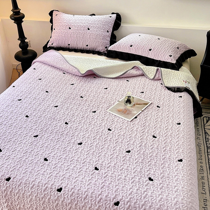 91家纺网 家纺一手货源 找家纺 美梦家纺 2024新款牛奶绒法式绣花夹棉床盖 绒爱心·水晶紫