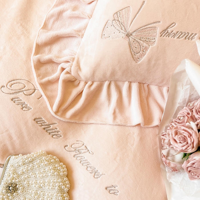 91家纺网 家纺一手货源 找家纺 亲亲公主 2025新款全消光230克A类牛奶绒绣花四件套- 梦幻巴黎 蝴蝶粉色