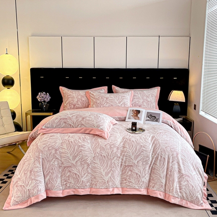 91家纺网 家纺一手货源 找家纺 芷卧 2025新款高克重A类全拼角立体雕花绒牛奶绒四件套 花资-粉色
