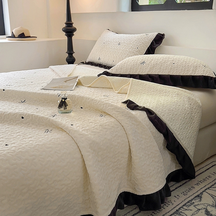 91家纺网 家纺一手货源 找家纺 美梦家纺 2024新款牛奶绒法式绣花夹棉床盖 绒蝴蝶结·奶昔白