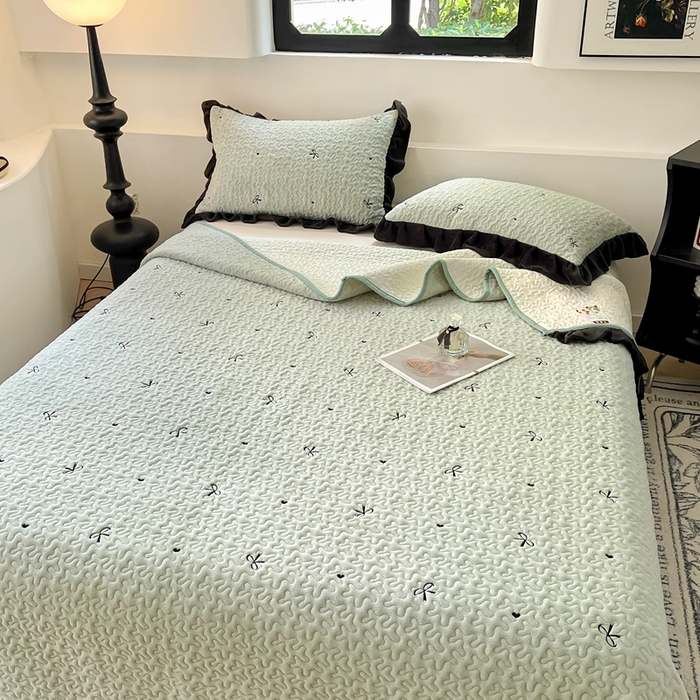 91家纺网 家纺一手货源 找家纺 美梦家纺 2024新款牛奶绒法式绣花夹棉床盖 绒蝴蝶结·松叶绿