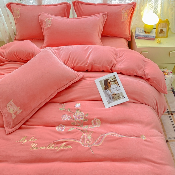 91家纺网 家纺一手货源 找家纺 晶缦家纺 2024新款高克重牛奶绒刺绣花四件套 点点花季-玉粉