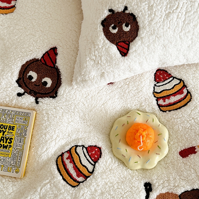 91家纺网 家纺一手货源 找家纺 蜜柚 2024新款高克重羊羔绒牛奶绒毛巾绣四件套 曲奇乐园