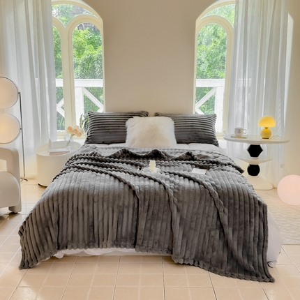 91家纺网 家纺一手货源 找家纺 （总）花言狐语 2025新款兔毛绒多功能毛毯抽条牛奶绒贝贝绒毛毯