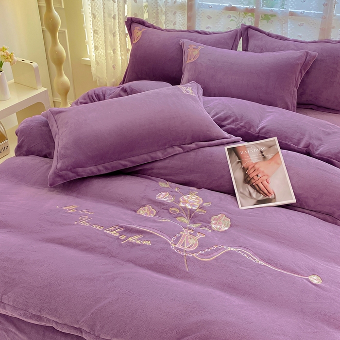 91家纺网 家纺一手货源 找家纺 晶缦家纺 2024新款高克重牛奶绒刺绣花四件套 点点花季-淡紫