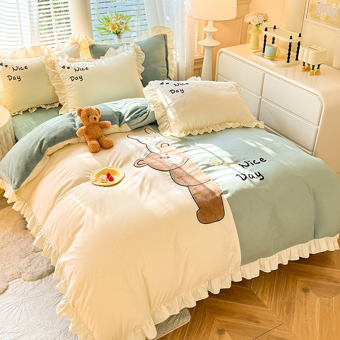 91家纺网 家纺一手货源 找家纺 绒兔兔 2024新款棉加牛奶绒贴布绣四件套 可爱熊仔-浅绿