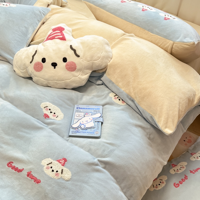 91家纺网 家纺一手货源 找家纺 慕尚家纺 2025新款牛奶绒毛巾绣刺绣四件套 小萌狗 蓝白