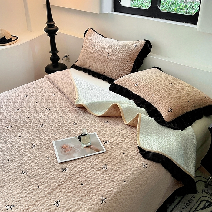 91家纺网 家纺一手货源 找家纺 美梦家纺 2024新款牛奶绒法式绣花夹棉床盖 绒蝴蝶结·卡其色