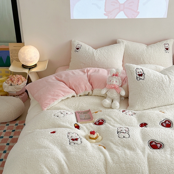 91家纺网 家纺一手货源 找家纺 蜜柚 2024新款高克重羊羔绒牛奶绒毛巾绣四件套 欢乐兔小姐