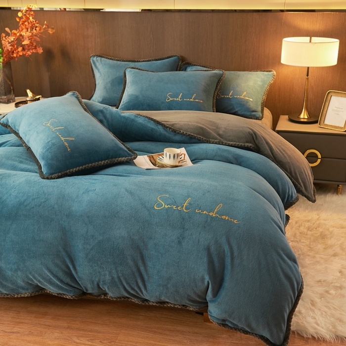 91家纺网 家纺一手货源 找家纺 吾诺 2024新款双拼色牛奶绒四件套 风格一 双拼中蓝