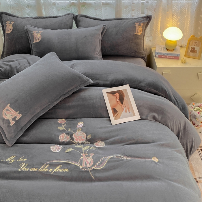 91家纺网 家纺一手货源 找家纺 晶缦家纺 2024新款高克重牛奶绒刺绣花四件套 点点花季-烟灰