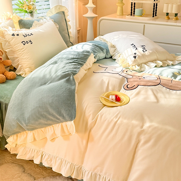 91家纺网 家纺一手货源 找家纺 绒兔兔 2024新款棉加牛奶绒贴布绣四件套 可爱熊仔-浅绿