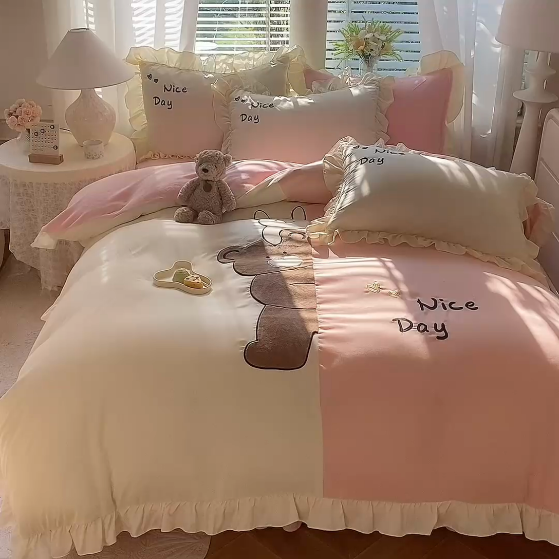 91家纺网 家纺一手货源 找家纺 绒兔兔 2024新款棉加牛奶绒贴布绣四件套 可爱熊仔-浅玉