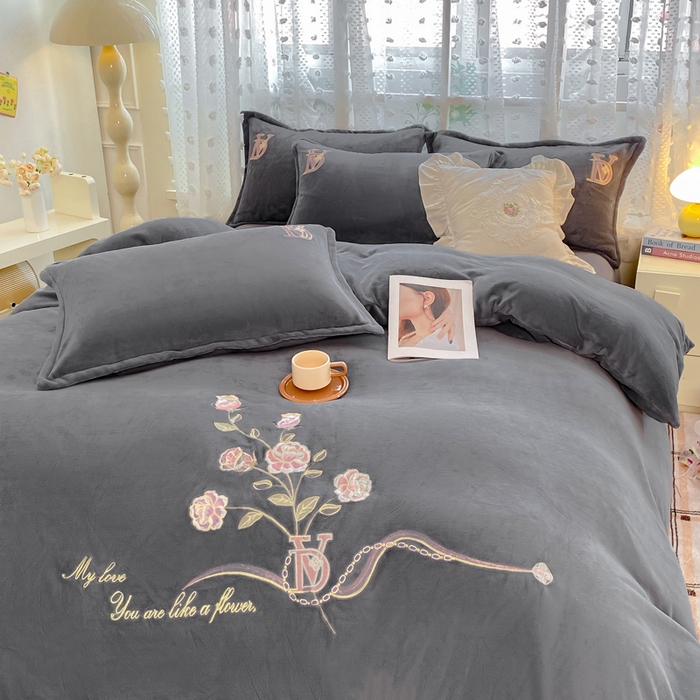 91家纺网 家纺一手货源 找家纺 晶缦家纺 2024新款高克重牛奶绒刺绣花四件套 点点花季-烟灰