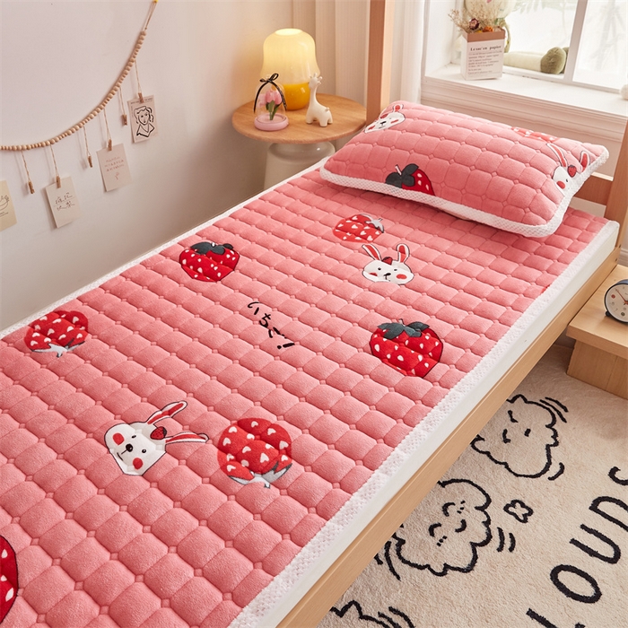 91家纺网 家纺一手货源 找家纺 东宇床垫 2025新款牛奶绒床褥学生床 草莓派对