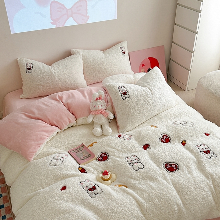 91家纺网 家纺一手货源 找家纺 蜜柚 2024新款高克重羊羔绒牛奶绒毛巾绣四件套 欢乐兔小姐