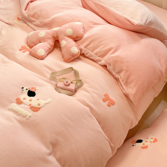 91家纺网 家纺一手货源 找家纺 慕尚家纺 2025新款牛奶绒毛巾绣刺绣四件套 蝴蝶结狗 粉