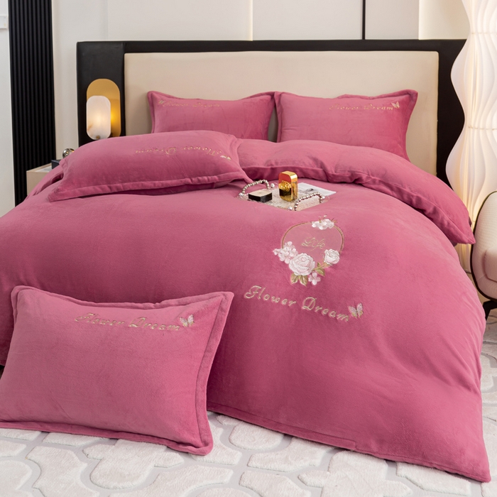 91家纺网 家纺一手货源 找家纺 晶缦家纺 2024新款高克重牛奶绒刺绣花四件套 花仙子-豆沙