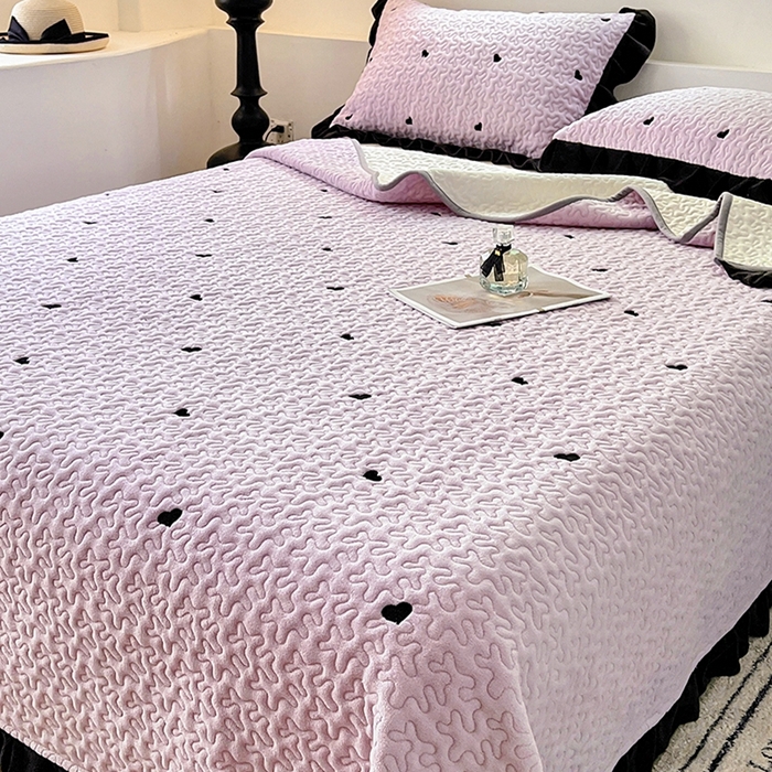 91家纺网 家纺一手货源 找家纺 美梦家纺 2024新款牛奶绒法式绣花夹棉床盖 绒爱心·水晶紫