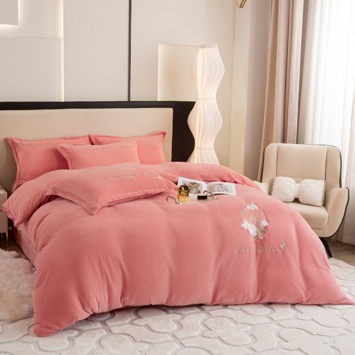 91家纺网 家纺一手货源 找家纺 晶缦家纺 2024新款高克重牛奶绒刺绣花四件套 花仙子-玉粉