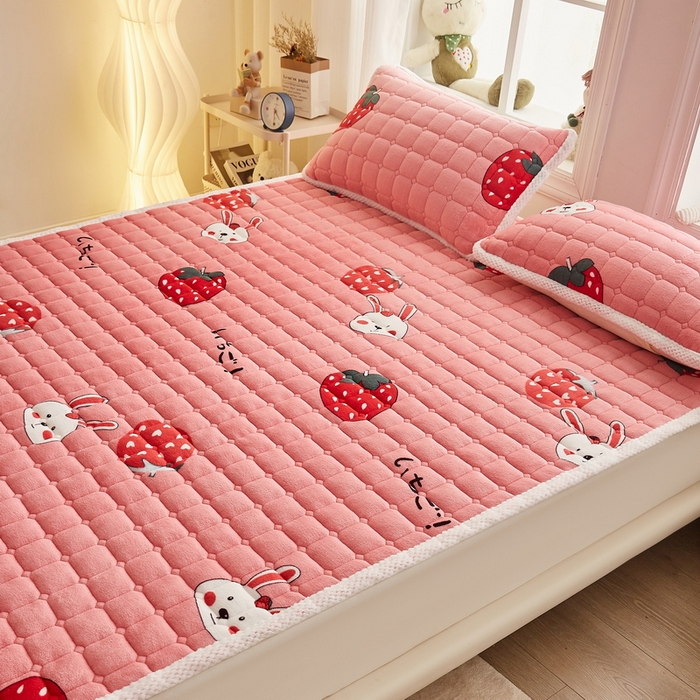 91家纺网 家纺一手货源 找家纺 东宇床垫 2024新款牛奶绒床褥大床 草莓派对