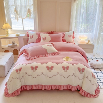 91家纺网 家纺一手货源 找家纺 豪美鑫 2025新款牛奶绒刺绣韩版花边四件套-蝴蝶仙子 蝴蝶仙子-玉粉