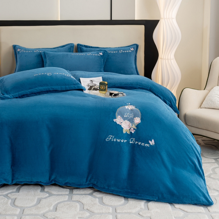 91家纺网 家纺一手货源 找家纺 晶缦家纺 2024新款高克重牛奶绒刺绣花四件套 花仙子-藏蓝