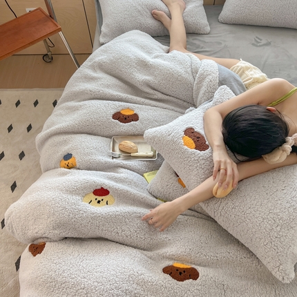 91家纺网 家纺一手货源 找家纺 晨曦家纺 2024新款加厚羊羔绒牛奶绒毛巾绣四件套 羊羔绒-萌狗浅灰