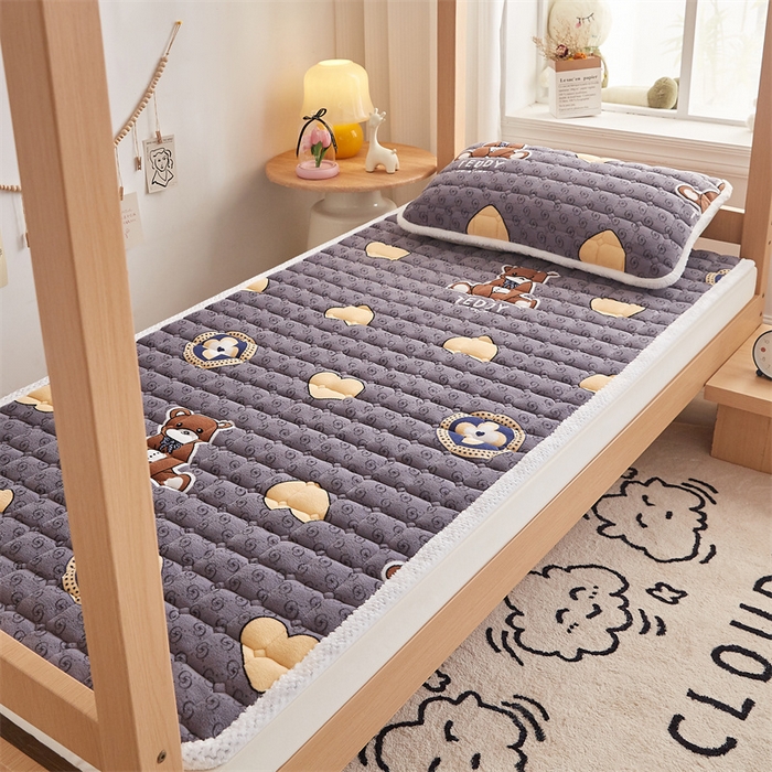 91家纺网 家纺一手货源 找家纺 东宇床垫 2025新款牛奶绒床褥学生床 伴我熊心