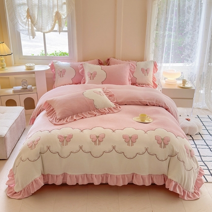 91家纺网 家纺一手货源 找家纺 （总）豪美鑫 2025新款牛奶绒刺绣韩版花边四件套-蝴蝶仙子
