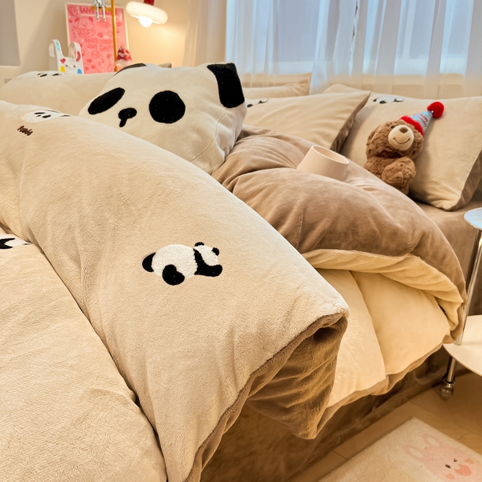 91家纺网 家纺一手货源 找家纺 慕尚家纺 2025新款牛奶绒毛巾绣刺绣四件套 熊猫天下 咖