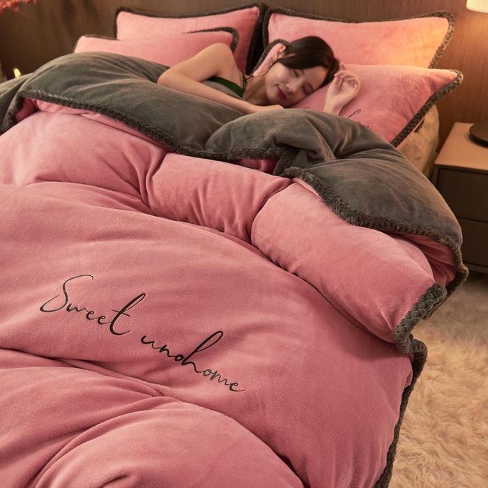 91家纺网 家纺一手货源 找家纺 吾诺 2024新款双拼色牛奶绒四件套 风格一 双拼豆沙