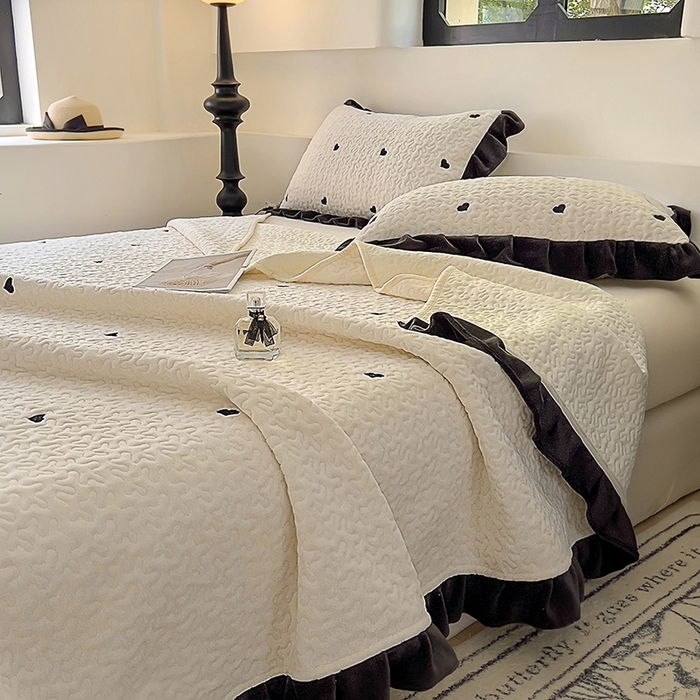 91家纺网 家纺一手货源 找家纺 美梦家纺 2024新款牛奶绒法式绣花夹棉床盖 绒爱心·奶昔白