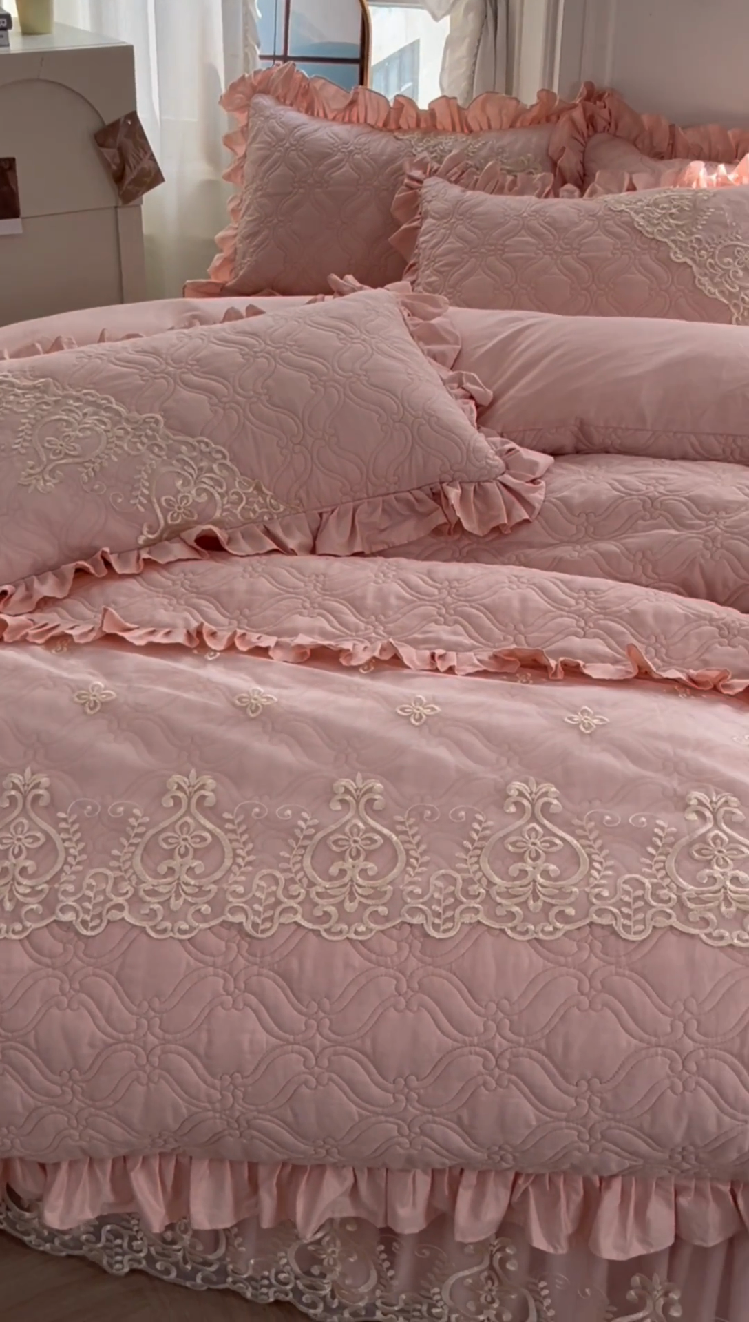 91家纺网 家纺一手货源 找家纺 罗艺轩 2024新款公主风全棉加厚可脱卸床笠式床裙四件套 慕雅-柔粉